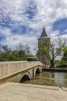 torre de la corte de justicia y puente sultan suleyman en la ciudad de edirne, turquía. torre de la libertad a kirkpinar usando el antiguo puente de piedra foto