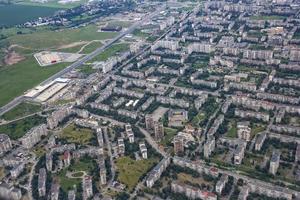 paisaje de vista aérea del distrito de la ciudad de sofia bulgaria. vista desde el avión. foto