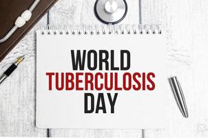 palabras del día mundial de la tuberculosis en cuaderno y estetoscopio foto