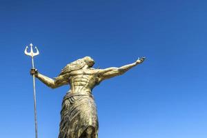 estatua dorada de neptuno en la playa de mazatlan sinaloa mexico foto