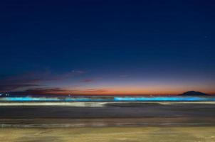 resplandor de marea bioluminiscente en el mar y la playa de mazatlan sinaloa foto