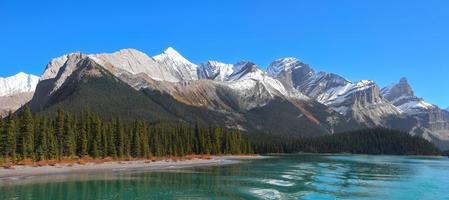 montañas rocosas canadienses a lo largo del lago maligne en el parque nacional jasper, canadá. foto