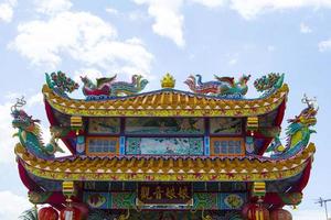 The entrance arches of Chinese temples feature statues of dragons and flying tigers, mythical creatures in Chinese literature, often adorned in temples, and on the roofs are beautiful sculptures photo
