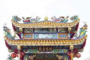 The entrance arches of Chinese temples feature statues of dragons and flying tigers, mythical creatures in Chinese literature, often adorned in temples, and on the roofs are beautiful sculptures photo