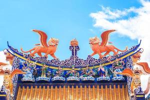 Las estatuas de tigres voladores, un animal mítico en la literatura china, a menudo se decoran en los templos y en el techo como hermosas esculturas. foto