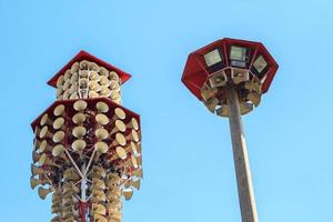 el altavoz es un equipo eléctrico que transmite en un poste alto y un gran número en wat klang bang kaeo de tailandia es la única tecnología moderna en el mundo es lo invisible de tailandia. foto