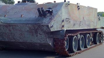 zerstörter gepanzerter panzerwagen auf dem territorium der ukraine. mehrzweck-panzerwagen btr-md rakushka in der luft. zerstörter militärischer Schützenpanzer. video