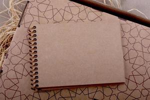 cuaderno espiral colocado sobre fondo de paja