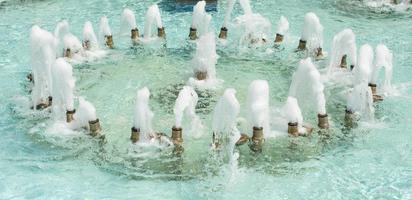 las fuentes que brotan agua con gas en una piscina foto