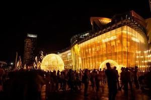 bangkok, tailandia, 31 de diciembre de 2018, el año nuevo celebra una iluminación espectacular en iconsiam, iconsiam, el nuevo punto de referencia y centro comercial en bangkok foto