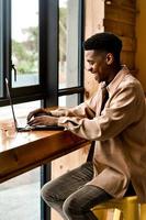 hombre de negocios negro trabajando foto