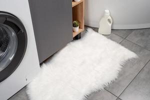 alfombra blanca esponjosa en baño ordinario, diseño de maqueta foto