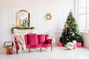 hermosa y acogedora sala de estar decorada para navidad tonificada con color viva magenta foto