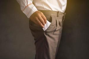 un hombre de negocios con una bolsa de pantalones vacía, una crisis financiera y una economía de bajos ingresos foto