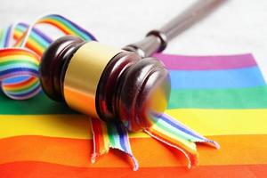 símbolo lgbt, estetoscopio con cinta arcoíris, derechos e igualdad de género, mes del orgullo lgbt en junio. foto