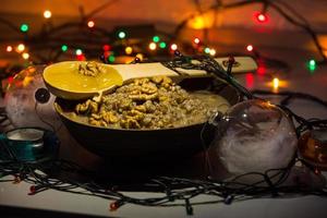 cuenco con kutia - comida dulce tradicional de navidad en ucrania, bielorrusia y polonia, sobre mesa de madera, sobre fondo brillante