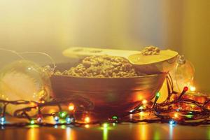 kutia navideña de trigo, pasas y nueces, enfoque selectivo foto