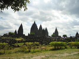 complejo de templos budistas de prambanan el templo más grande de java, java central, indonesia. foto