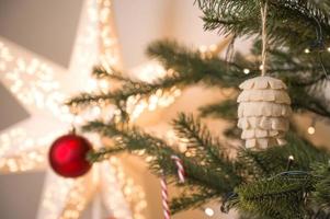 banner de feliz navidad con lugar para texto. pin cono en el árbol de navidad foto