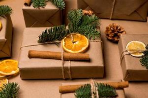 envolver regalos de navidad en papel marrón reciclado con estilo vintage en casa. foto