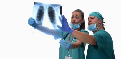 radiólogos femeninos y médico masculino revisando la radiografía del paciente. aislado sobre fondo blanco foto