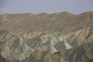 rocas rojas con afloramientos de rocas geológicas ferromagnéticas y otros minerales en las montañas de armenia. foto