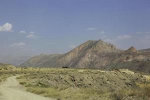 rocas rojas con afloramientos de rocas geológicas ferromagnéticas y otros minerales en las montañas de armenia. foto