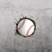 pelota de béisbol volando a través de la pared con grietas foto