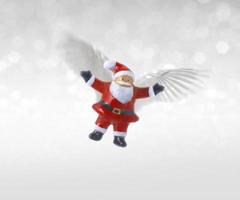 muñeco de cerámica de santa claus con alas volando foto