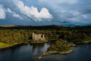 castillo y puerto de dunvegan en la isla de skye, escocia foto