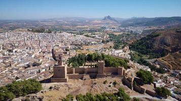 vista aérea de drones del castillo de antequera con el monumento natural la roca de los amantes al fondo. viajes turisticos a españa. interés histórico y patrimonio de la humanidad por la unesco. foto