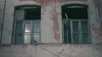 Sehr altes Haus in erbärmlichem Zustand. zerbrochene und zerstörte Fenster video