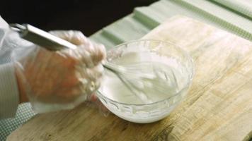 amasar la masa. ingredientes para la masa. la mejor galleta de jengibre casera video