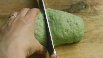 gâteau avec pâte verte, cerises acides et crème sure. il a également un ornement alimentaire et le gâteau étoile rouge video