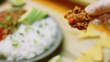 Chili con Carne mit langem Reis. aus Truthahn mit belgischem Bier. mexikanische Küche video