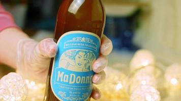 un' bottiglia di belga birra nel il sfondo. macro tiro video