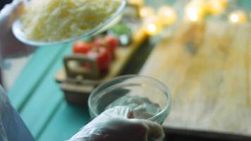 très gros burrito avec de la viande d'avocat et de chorizo. tournage dans un cadre romantique video