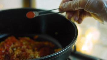 Mischen Sie die Zutaten für die mexikanische Suppe mit einem Holzlöffel. Makroaufnahmen video