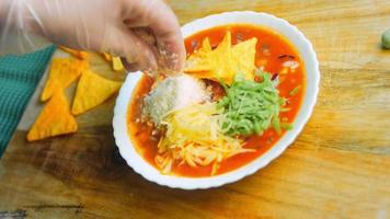 sopa mexicana com três tipos de queijo. sopa real com abacate adicionado e amendoim com vasabi. eu uso entourage romântico e colher de ouro video