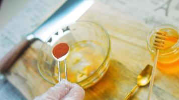 el cocinero vierte miel en el recipiente transparente. usa una cuchara de madera para la miel video