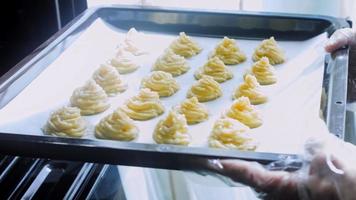 Receta canónica de galletas de patata con brie, parmesano y nata. se usa para decorar platos retro y tenedores dorados video