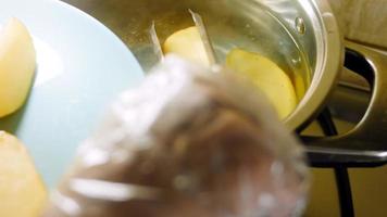 hervir las papas en un recipiente de hierro. fotografía macro con vapor intenso video