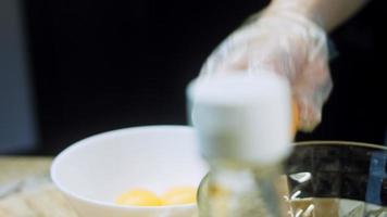 el chef muele el puré de patatas. mezclar el puré con las yemas de huevo. fotografía macro video