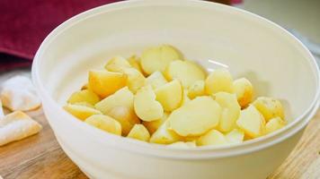 una ensalada de patata tierna con mostaza, mahonesa, cebolla roja y eneldo. mira la receta en video