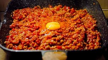 gebakken eieren in Georgisch keuken, chirbuli. eieren met tomaten stomen in de pan video