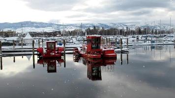 vista para o lago de inverno, barcos e máquinas vermelhas video