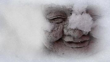 Winter, lachender Buddha lächelt im Schnee video