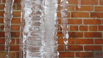 derretimiento del hielo, pared de ladrillo, invierno frío en Canadá video
