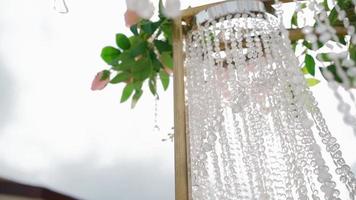 de cerca. hermosa decoración del arco de la boda. camara lenta. video
