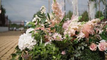 detailopname. mooi bloemen decoratie van de bruiloft boog. langzaam beweging. video